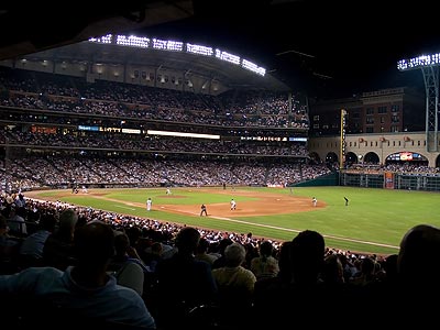 The Astros beat the Giants, 2 to 1.